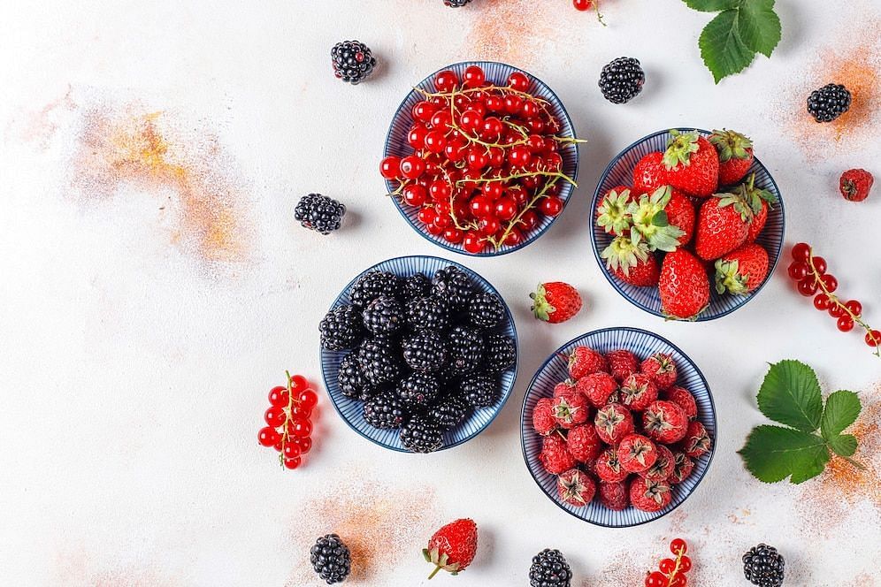 Berries galore (Image via Freepik/Azerbaijanstock)